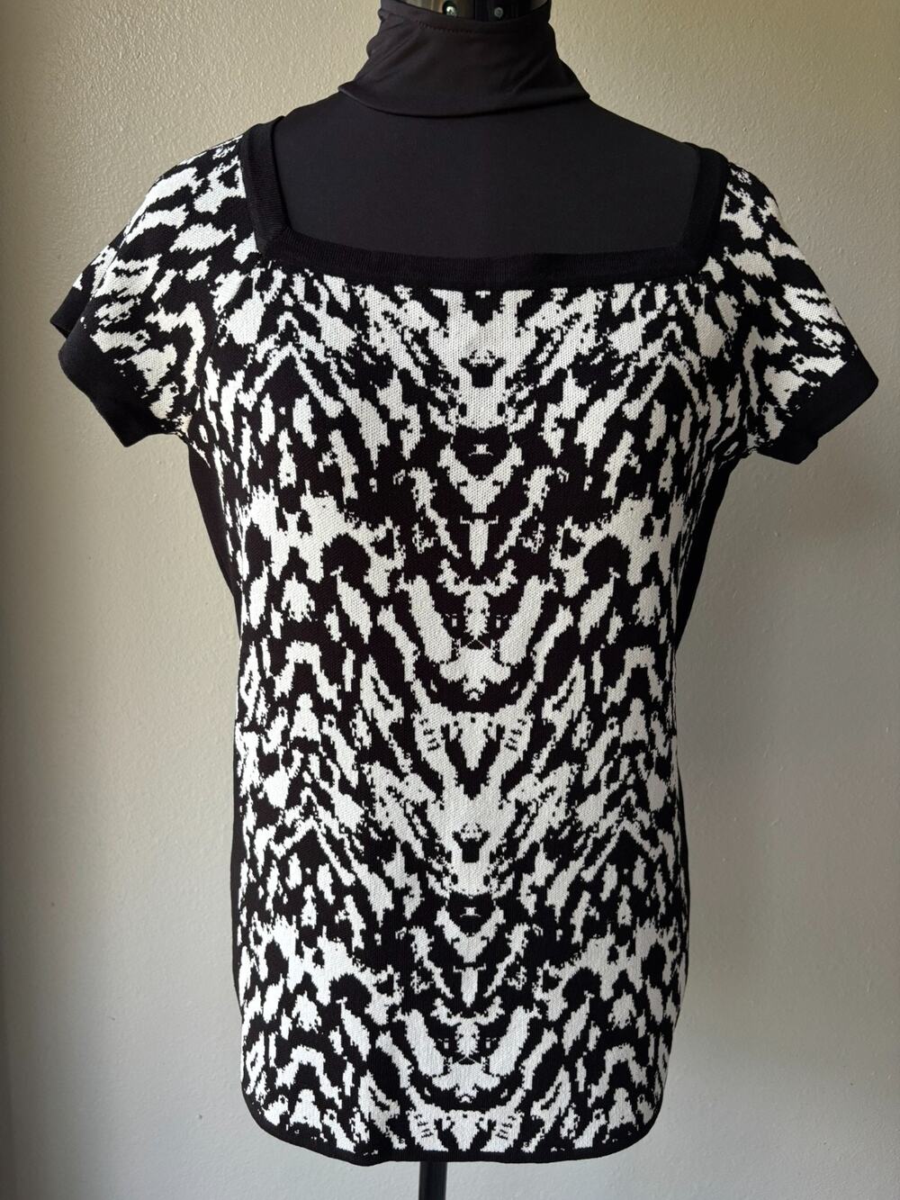 Carmen Marco Valvo Dressy Black & White Abstract Knit Top – Size Large